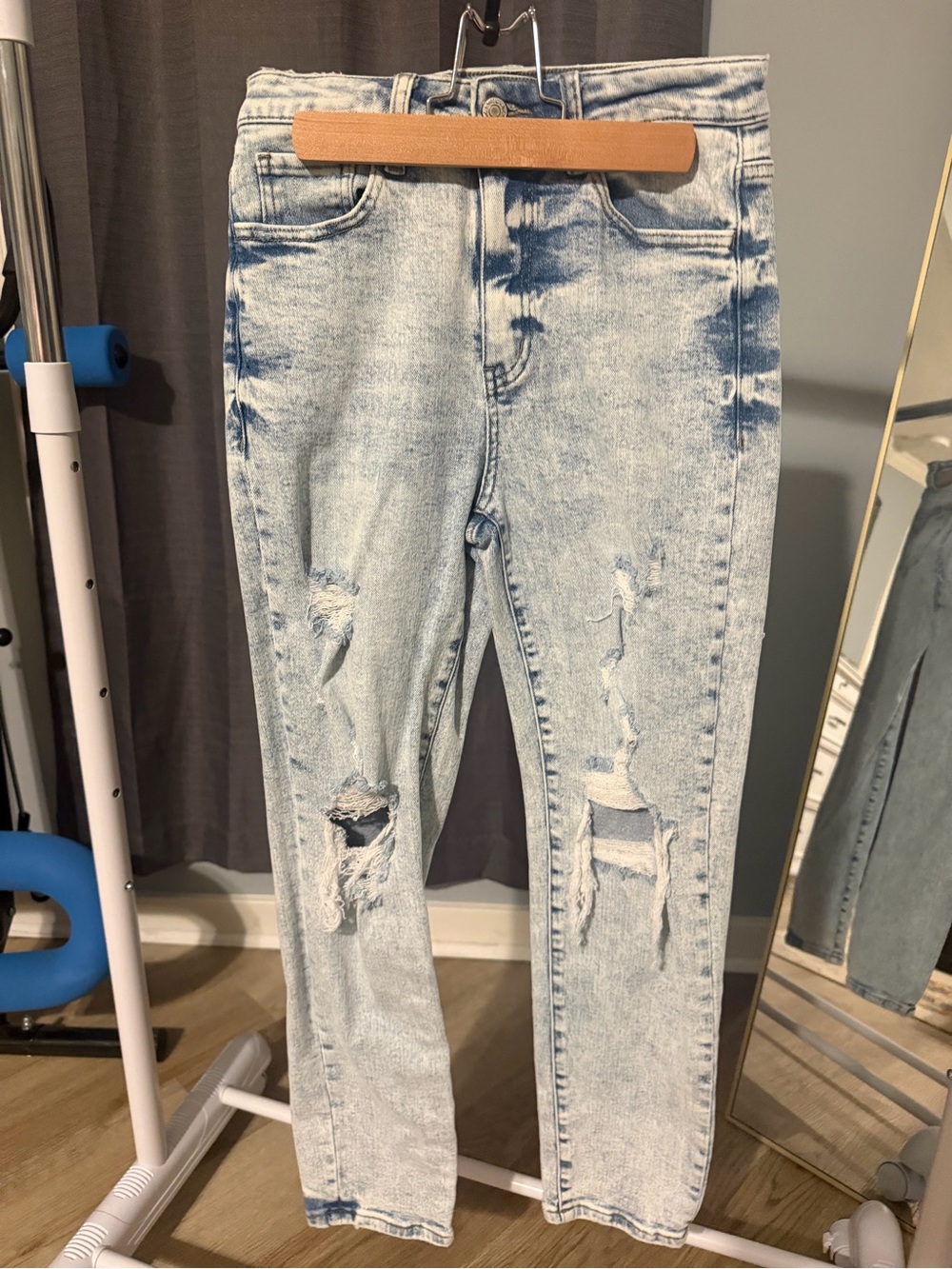 Women’s Light Wash Distressed Straight-Leg Jeans